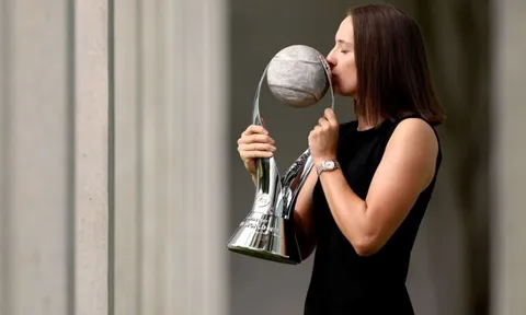 Swiatek: Tay vợt xuất sắc nhất năm của WTA