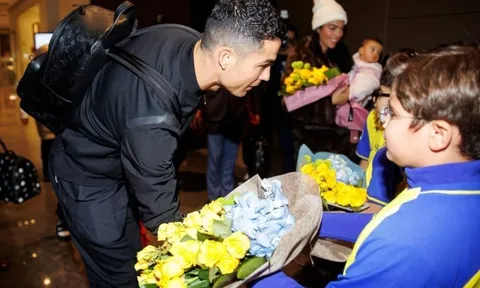 Ronaldo mang theo cả dàn “hậu cần” trong ngày đầu đến Al Nassr