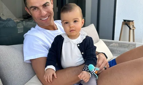 Bạn gái Ronaldo chia sẻ hình ảnh mới nhất của con gái nhỏ
