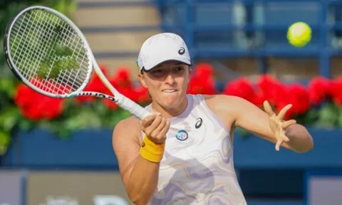 Swiatek sớm giành quyền vào bán kết Dubai Open
