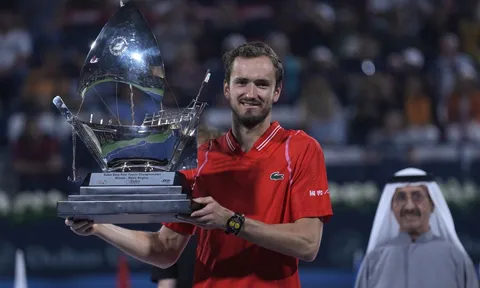 Hạ Rublev, Medvedev lập “hat-trick sân cứng”