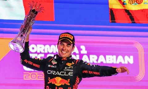 Perez vô địch, Alonso lật ngược tình thế ở vòng đua Arab Saudi Grand Prix
