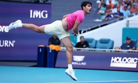 Alcaraz vào tứ kết, Tsitsipas dừng bước tại Miami Open