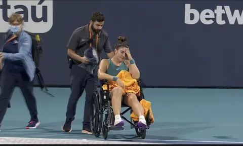 Andreescu rách hai dây chằng mắt cá chân trái