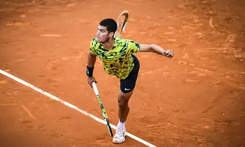 Alcaraz và Tsitsipas thuận buồm xuôi gió vào tứ kết Barcelona Open