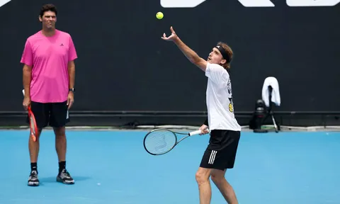 Tsitsipas chia tay huấn luyện viên ngay trước thềm Roland Garros