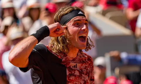 Tsitsipas thắng vất vả, Sakkari bị loại ngay vòng 1 Roland Garros