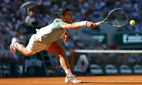 Alcaraz, Djokovic tiếp tục tiến vào vòng 3 giải Quần vợt Pháp mở rộng