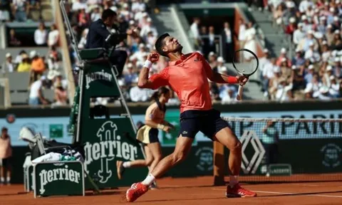 Djokovic chật vật bước vào vòng 4 Roland Garros