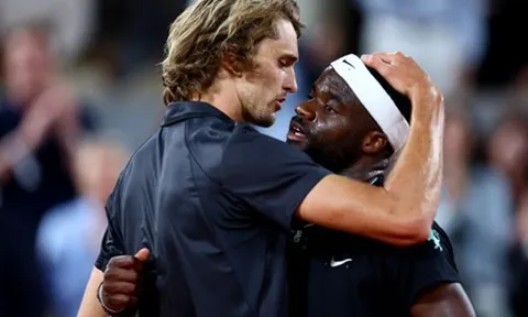 Zverev tiễn Tiafoe rời Roland Garros