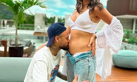 Bạn gái xinh đẹp của Neymar khoe bụng bầu