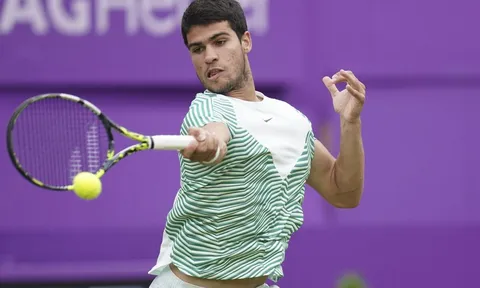 Alcaraz toát mồ hôi ngày ra mắt Queen's Club 