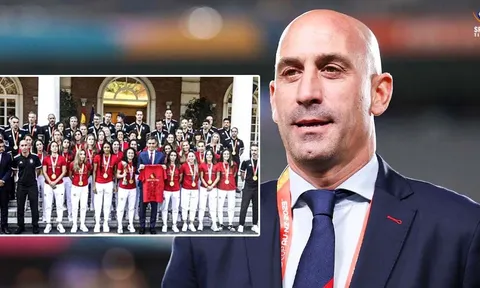 FIFA đình chỉ vai trò của Rubalies sau vụ "kiss-gate"
