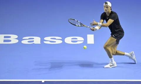 Holger Rune tiếp tục giành chiến thắng quan trọng, kéo dài hy vọng dự ATP Finals