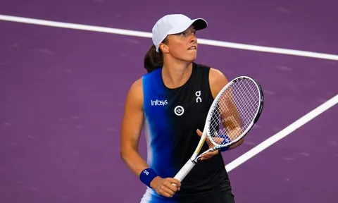 Swiatek suýt thua trận mở màn WTA Finals
