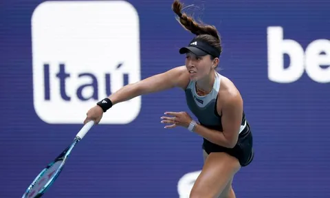 Pegula giành vé đầu tiên vào bán kết WTA Finals