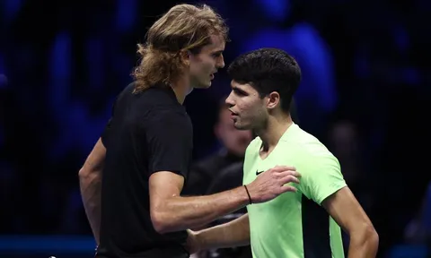 ATP Finals: Alcaraz thua ngay trận đầu, Medvedev hạ đồng hương chóng vánh