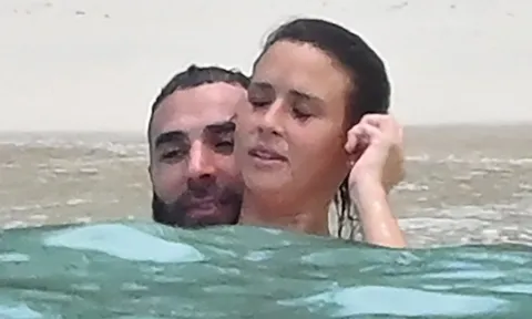 Bạn gái bận chăm con nhỏ, Benzema đi nghỉ cùng vợ cũ
