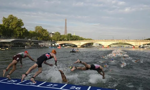 Môn bơi Olympic vẫn diễn ra trên sông Seine bất chấp những trận mưa lớn
