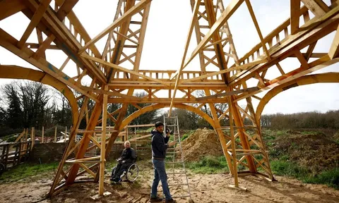 Xây tháp Eiffel từ gỗ tái chế trước Thế vận hội 