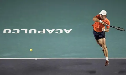De Minaur lội ngược dòng loại Tsitsipas tại Mexico Open