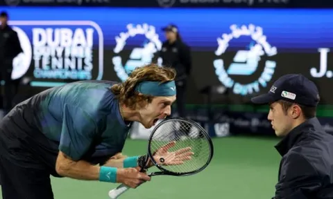 Rublev bị loại khỏi bán kết Dubai Championships sau khi quát mắng trọng tài biên