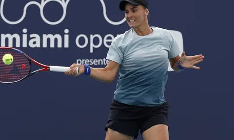 Kalinina lội ngược dòng loại Wozniacki