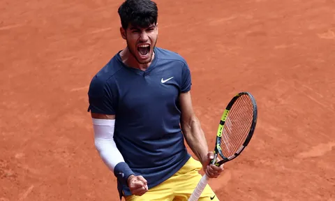 Chặn đứng nỗ lực của Tsitsipas, Alcaraz giành vé vào bán kết
