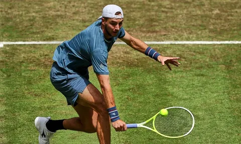 Struff loại Tsitsipas khỏi giải Halle Open