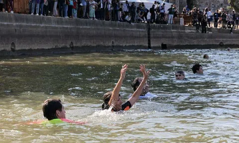 Thị trưởng Paris hoàn thành việc bơi trên sông Seine trước thềm Thế vận hội