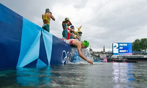 Đội Triathlon Bỉ bỏ thi vì một vận động viên bị ốm sau khi bơi trên sông Seine?