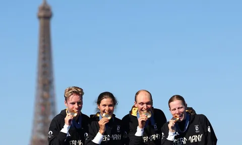 Bất chấp nước nhiễm khuẩn, Đức giành chiến thắng trong cuộc đua tiếp sức triathlon 