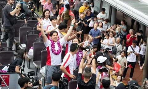 Người dân Singapore đổ ra đường chào đón các vận động viên Olympic trở về