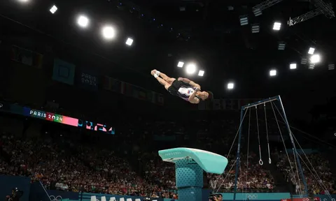 Carlos Yulo thổi bùng cơn sốt Olympic tại Philippines với 2 tấm huy chương vàng lịch sử