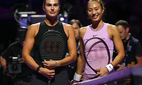Sabalenka vượt qua Zheng, Swiatek đánh bại Krejcikova tại WTA Finals