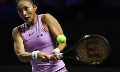 Zheng Qinwen giành vé vào Bán kết WTA Finals