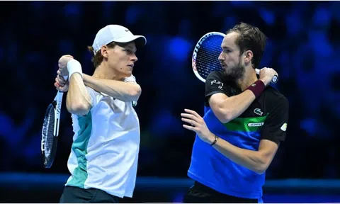 Sinner đánh bại Fritz, Medvedev trở lại cuộc đua tại ATP Finals