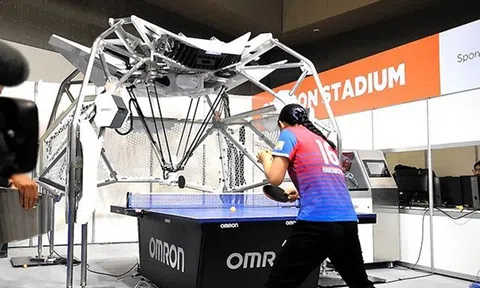 Robot bóng bàn đấu với vận động viên đoạt huy chương Olympic