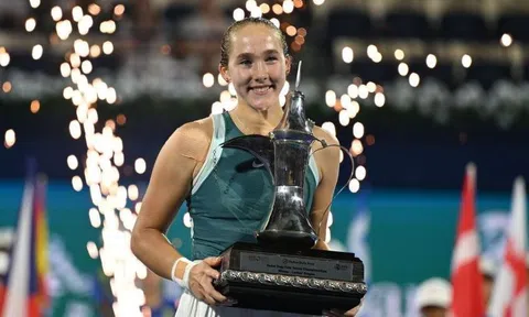 Đăng quang tại Dubai, Andreeva trở thành nhà vô địch WTA 1000 trẻ nhất lịch sử