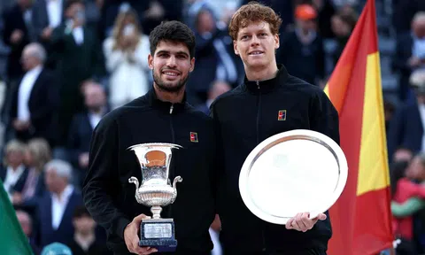 Alcaraz "bón hành" Sinner ngay trên sân nhà, lần đầu đăng quang Rome Masters