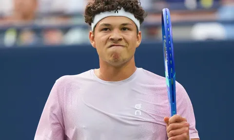 Ben Shelton ngược dòng vào tứ kết Canada Open
