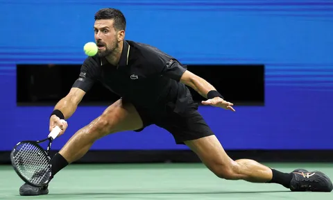 Djokovic chật vật vượt qua Learner Tien