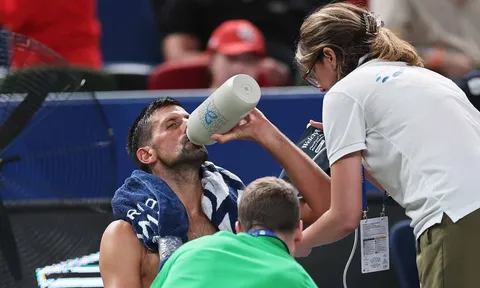 Vượt qua thời tiết khắc nghiệt, Djokovic vào tứ kết Shanghai Masters 2025