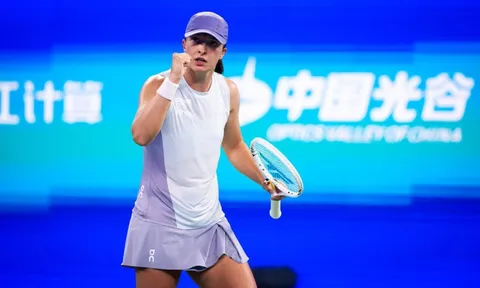 Swiatek giành vé đầu tiên vào vòng 3 Wuhan Open