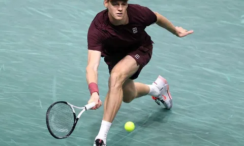 Sinner vào tứ kết Paris Masters