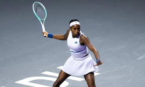 Gauff hồi sinh cơ hội vào bán kết WTA Finals