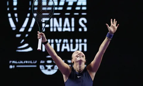 Đánh bại Swiatek, Anisimova giành vé vào bán kết WTA Finals