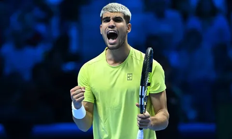 Ngược dòng đánh bại Fritz, Alcaraz sớm giành vé vào bán kết ATP Finals 2025