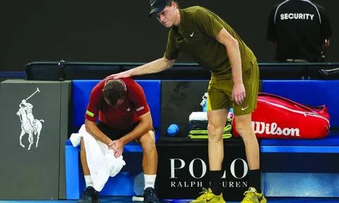 Gaston bỏ cuộc trong trận mở màn gặp Sinner 