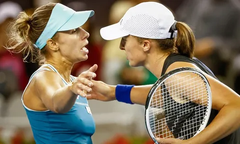 Linette chấm dứt chuỗi 73 trận thắng mở màn kỷ lục của Swiatek